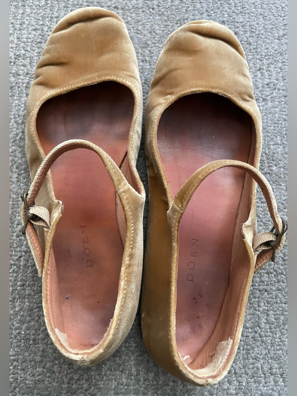 DOEN Women’s Mary Jane Gold Velvet Ballet Flats - Picture 4 of 8